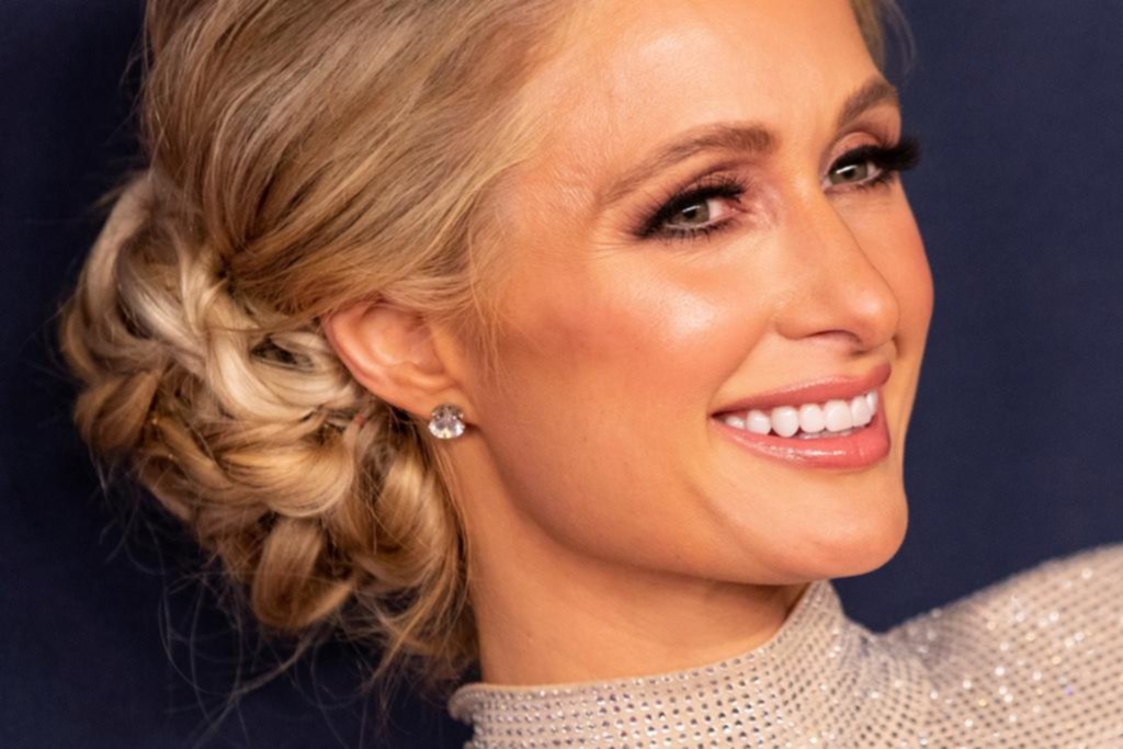 Lejos de los excesos, comprometida y enamorada, los 40 de Paris Hilton