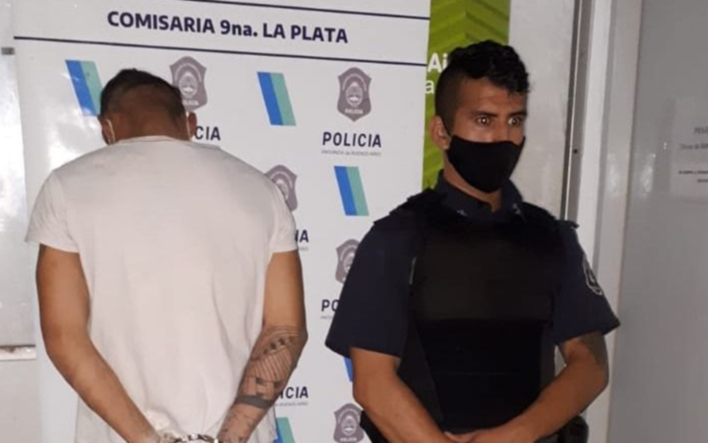 Golpeó a su pareja y la amenazó de muerte delante de la Policía en 1 y 69: fue detenido