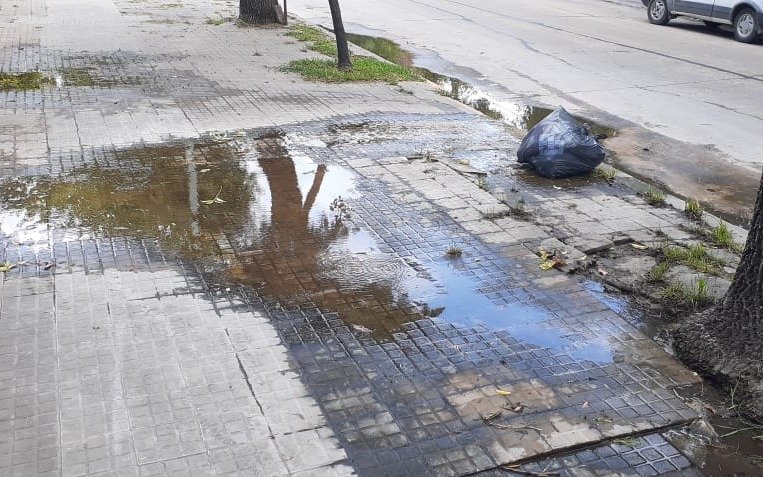 En 35 entre 25 y 26 una importante pérdida de agua ya lleva un año