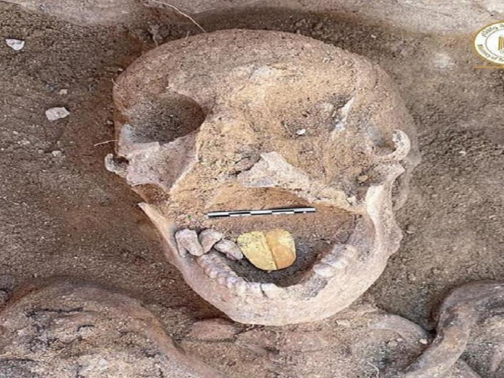 Histórico hallazgo: encuentran momias de lengua dorada en una tumba egipcia