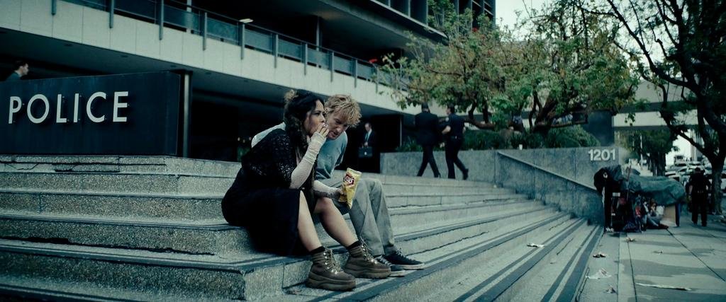“Bliss”: muchos giros argumentales y pocas nueces
