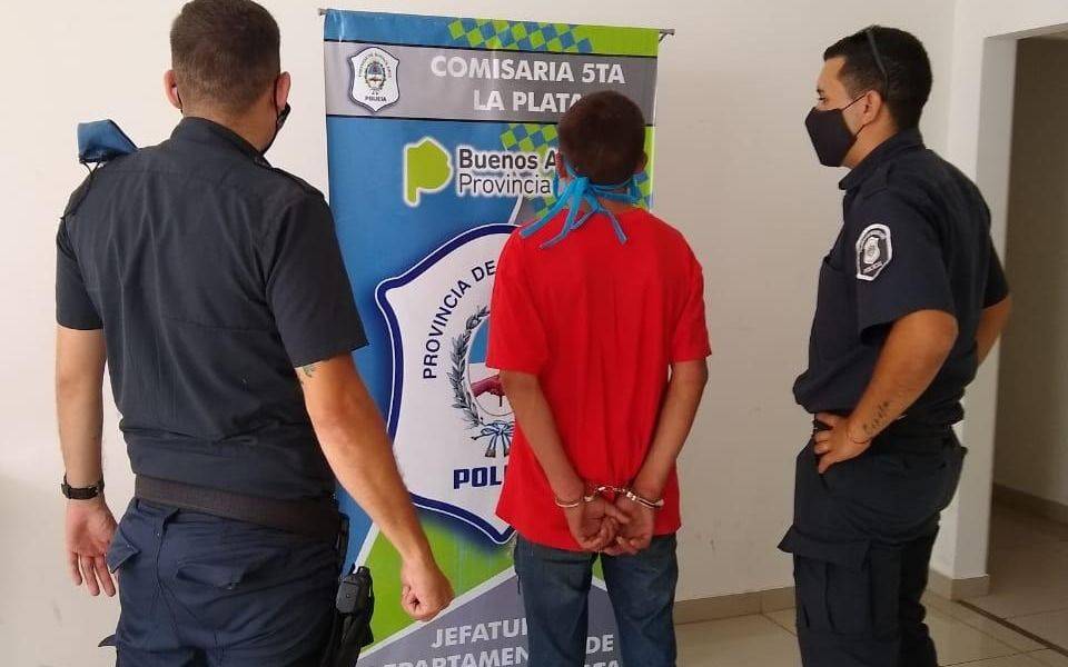 Tenía pedido de captura, quiso robar pertenencias de un camión y le pegó a una mujer policía