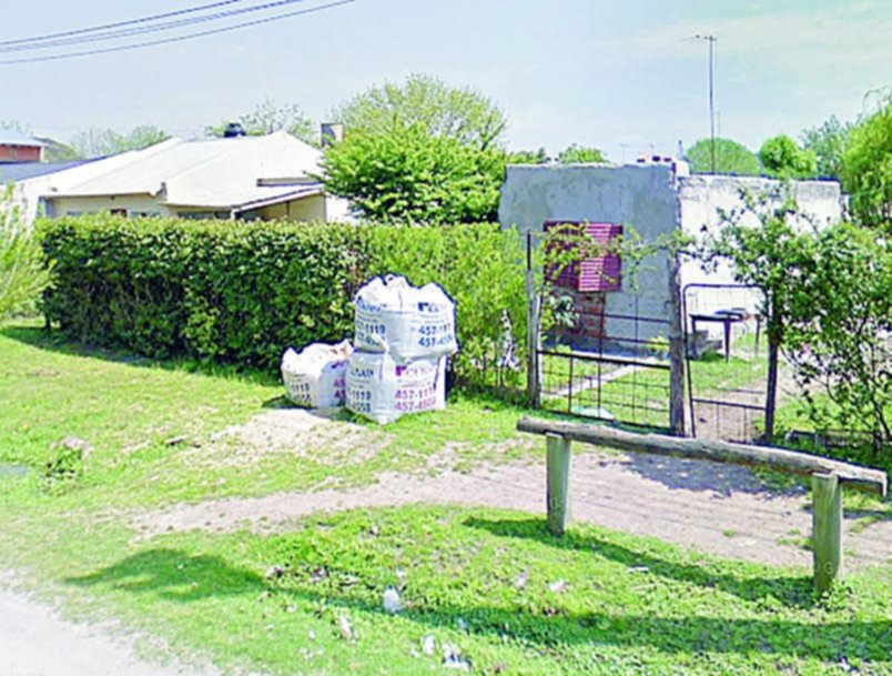 Fue a sacar la basura en Villa Elvira, sufrió un intento de robo y lo balearon en el pecho