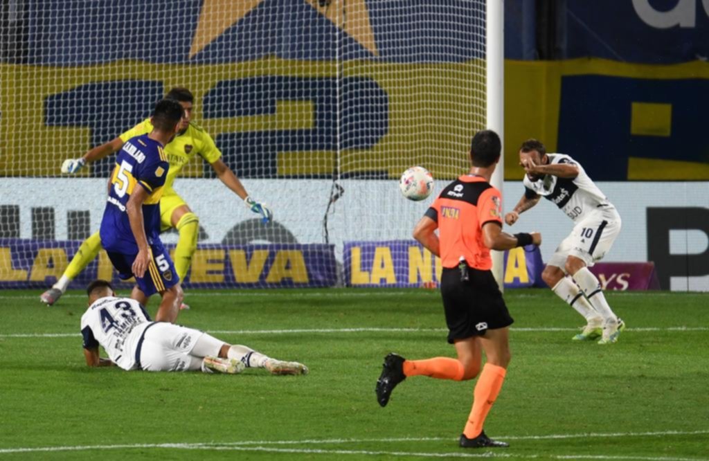 Gimnasia luchó contra Boca y las lesiones, pero igual sumó en el debut y dejó una buena imagen