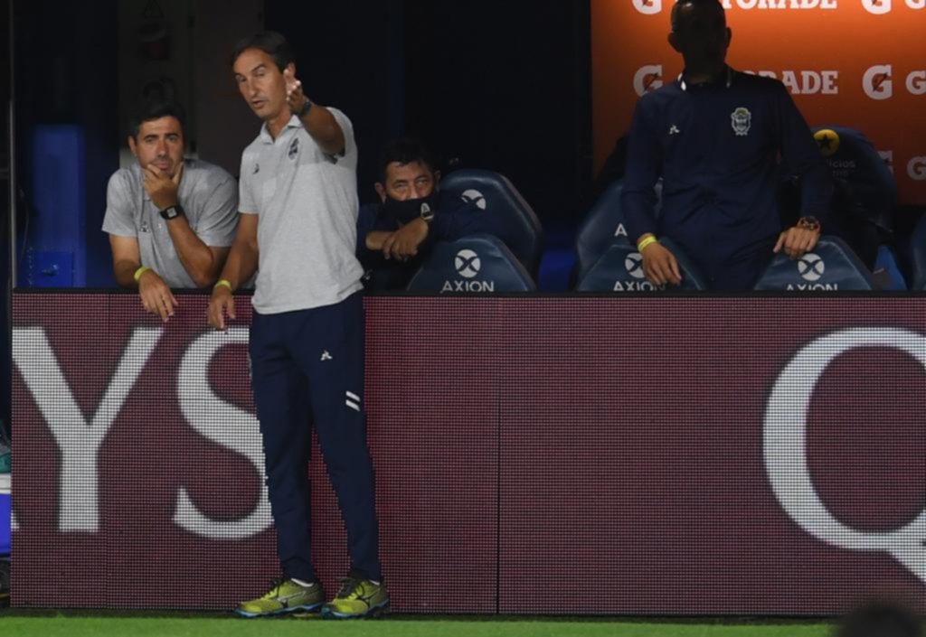 “El árbitro inventó la falta, no vemos foul antes del gol”, tiró, enojado, Martini