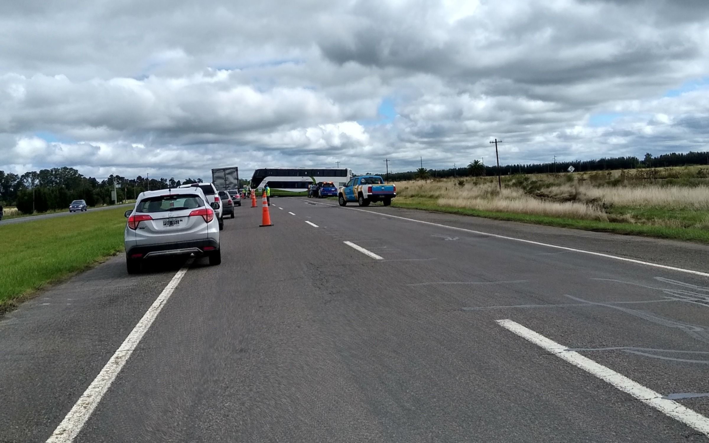 Se despistó un micro con 37 pasajeros a bordo en la ruta 2