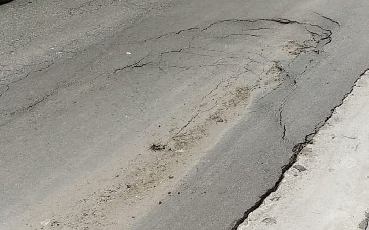 Aseguran que "se está hundiendo el asfalto" en 50 entre 131 y 132 