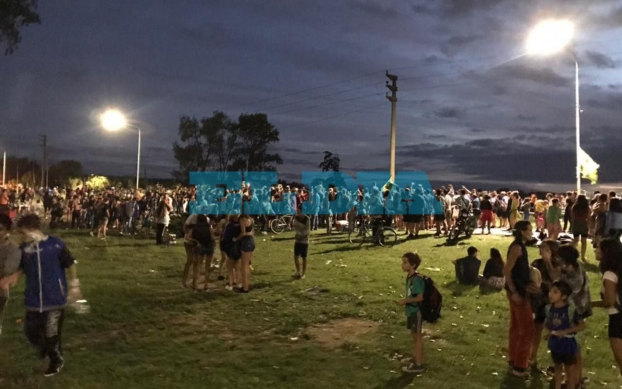 A pesar de las restricciones, el corso se puso al palo frente al Cementerio