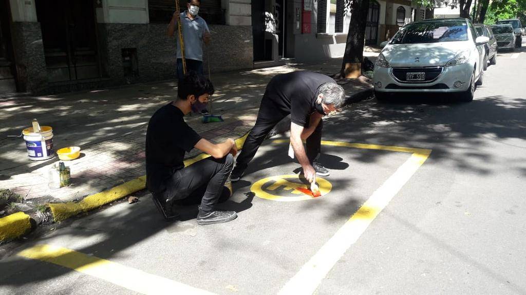 Pintadas solidarias de taxis en garages de los vecinos