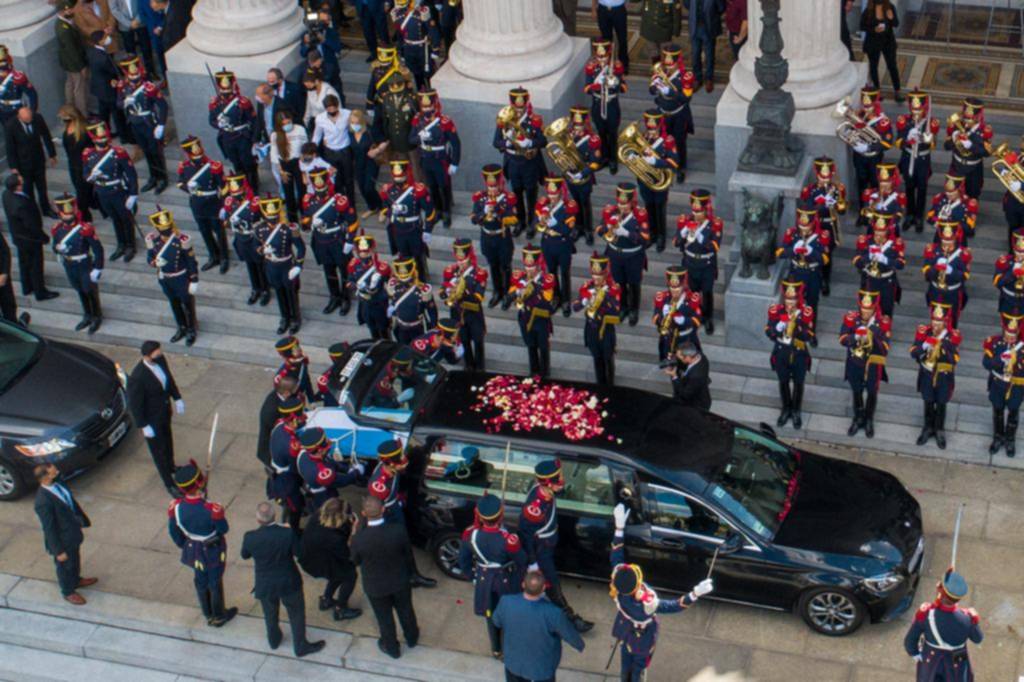 Una ceremonia intima para el adiós al expresidente Menem