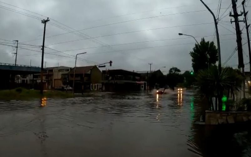 Mar del Plata, con zonas anegadas por las  lluvias y en alerta naranja: ¿Cómo sigue el tiempo en la Costa?