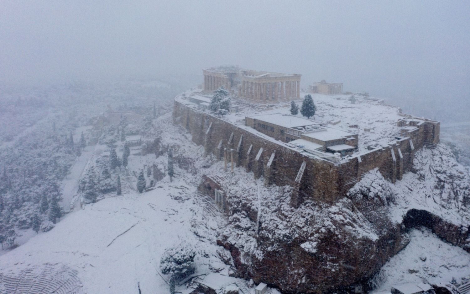 La tormenta de nieve "Medea" cubre el Partenón y brinda un espectáculo excepcional