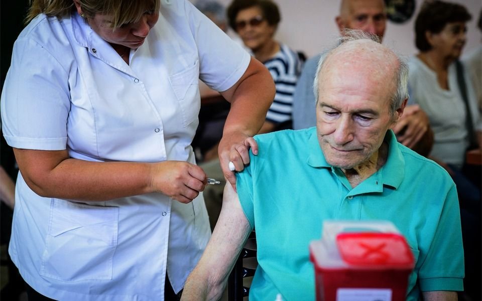 Mañana comienzan a vacunar a mayores de 70 años: cómo anotarse y todo lo que hay que saber