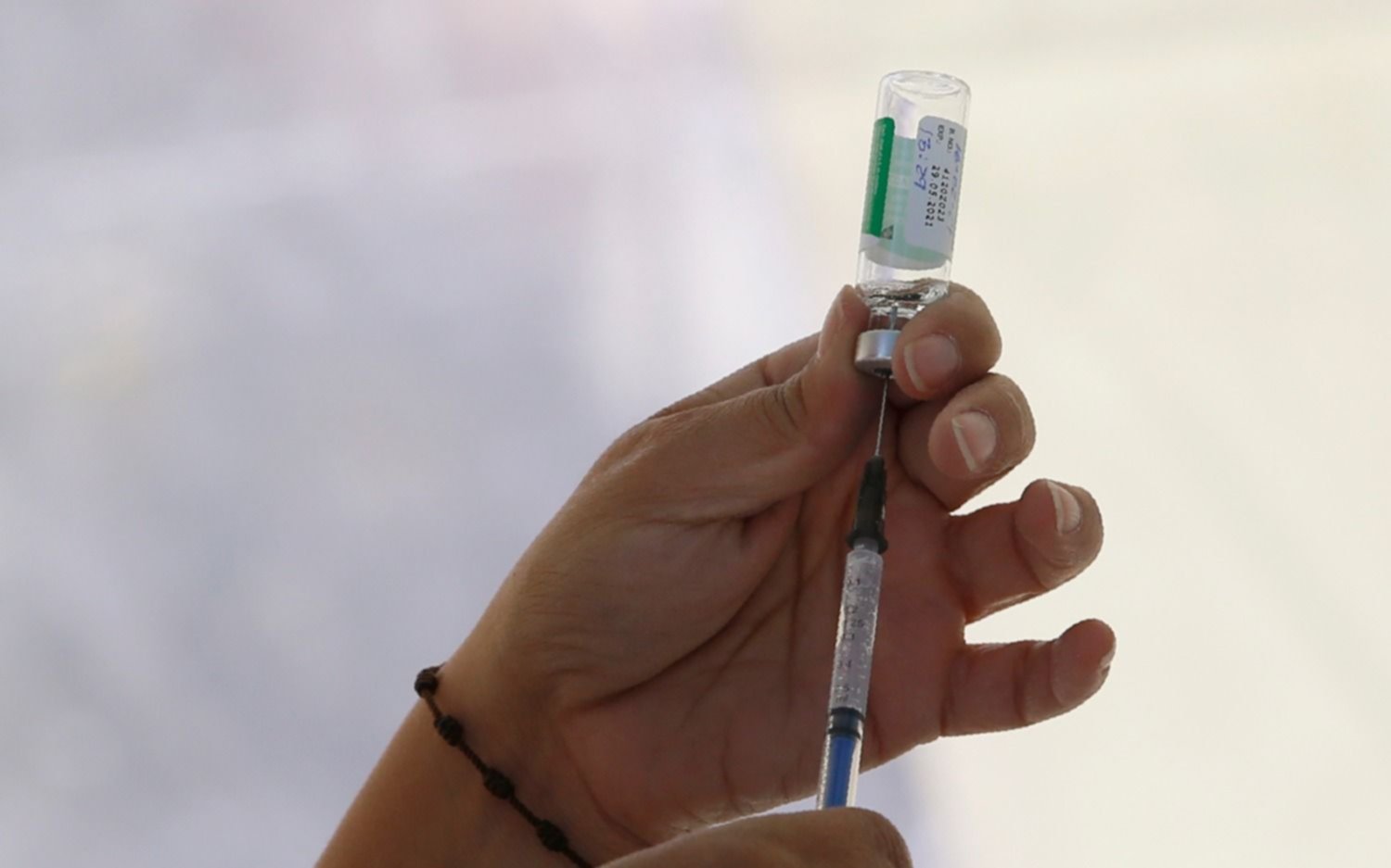 Llegaron 580 mil vacunas producidas en India por AstraZeneca y Oxford