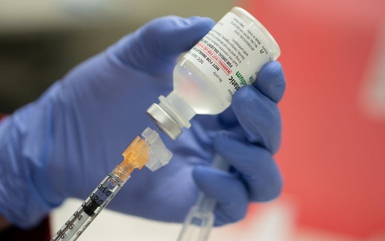 Científicos canadienses buscan fabricar una vacuna contra más de un tipo de coronavirus