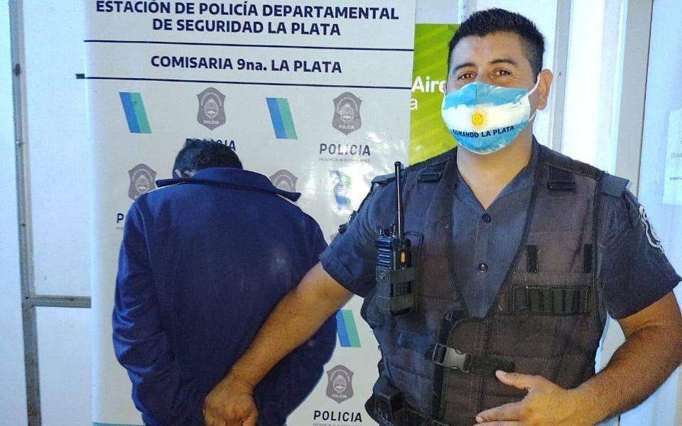Le tocó los pechos a una mujer en el baño público del Parque Saavedra: fue detenido