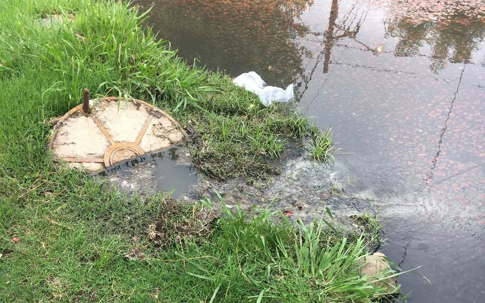 En 3 y 516, una pérdida de agua le genera dolores de cabeza a los vecinos