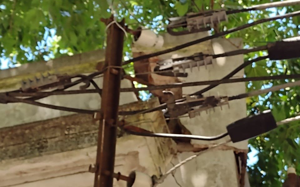En 4 y 66 se desprendió un poste que sostiene cables de la luz y quedó un pedazo de mampostería a punto de caerse