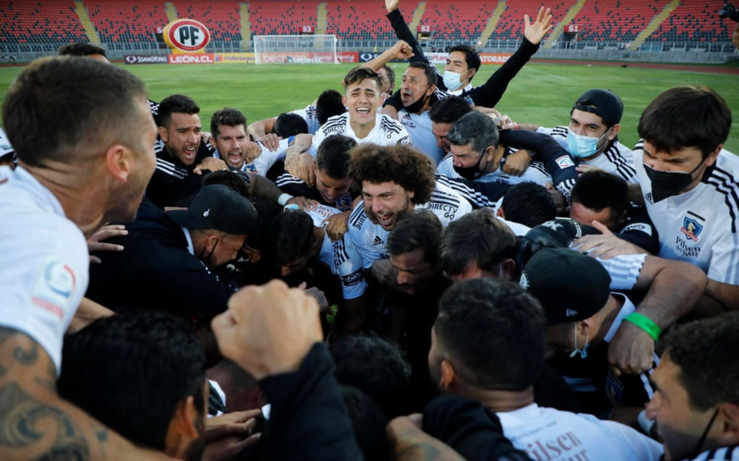 Colo Colo, con el gol de un argentino, se salvó del descenso en Chile