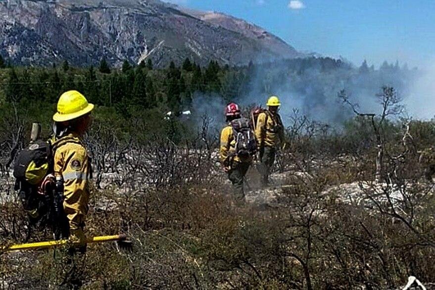 Tras 25 días logran contener el incendio de El Bolsón