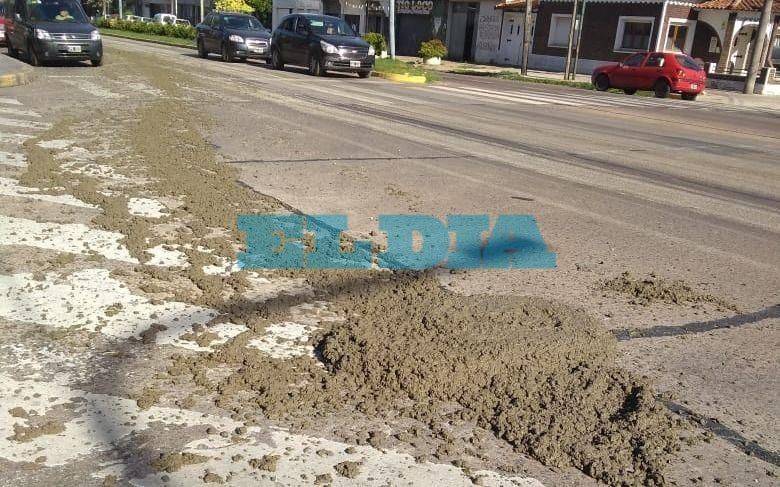 Un camión mezclador volcó parte de su cargamento y causó un desastre en La Loma
