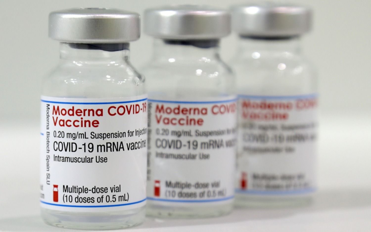 Las vacunas de Pfizer y Moderna mostraron menos efectividad sobre la cepa de Sudáfrica
