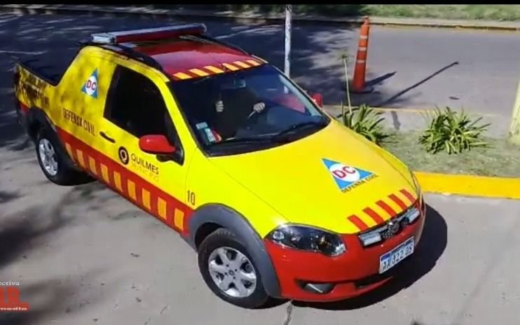 Defensa Civil y guardavidas rescataron a tripulantes en Bernal