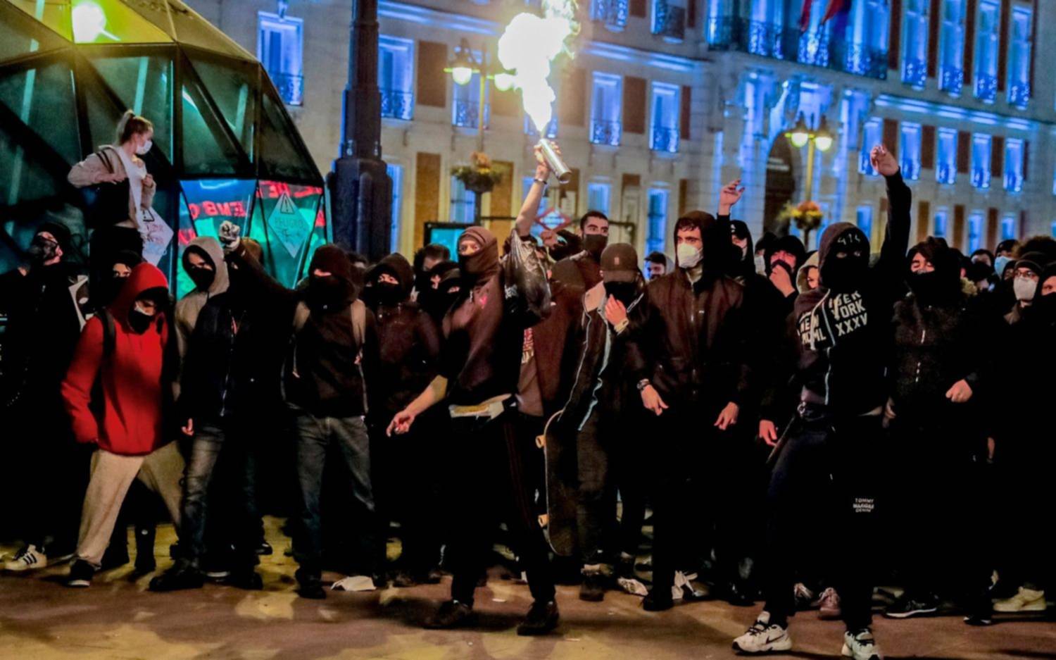 Más de 50 detenidos en España en manifestaciones contra encarcelamiento de Pablo Hasél