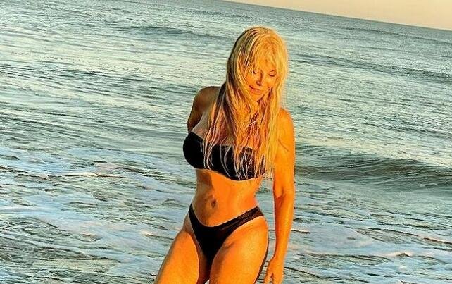 Las vacaciones hot de Alfano en la playa ¡con su vecino!