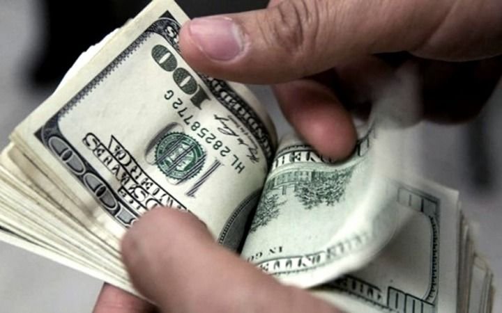 El dólar blue cerró la semana a 147 pesos y tocó su piso más bajo en cuatro meses