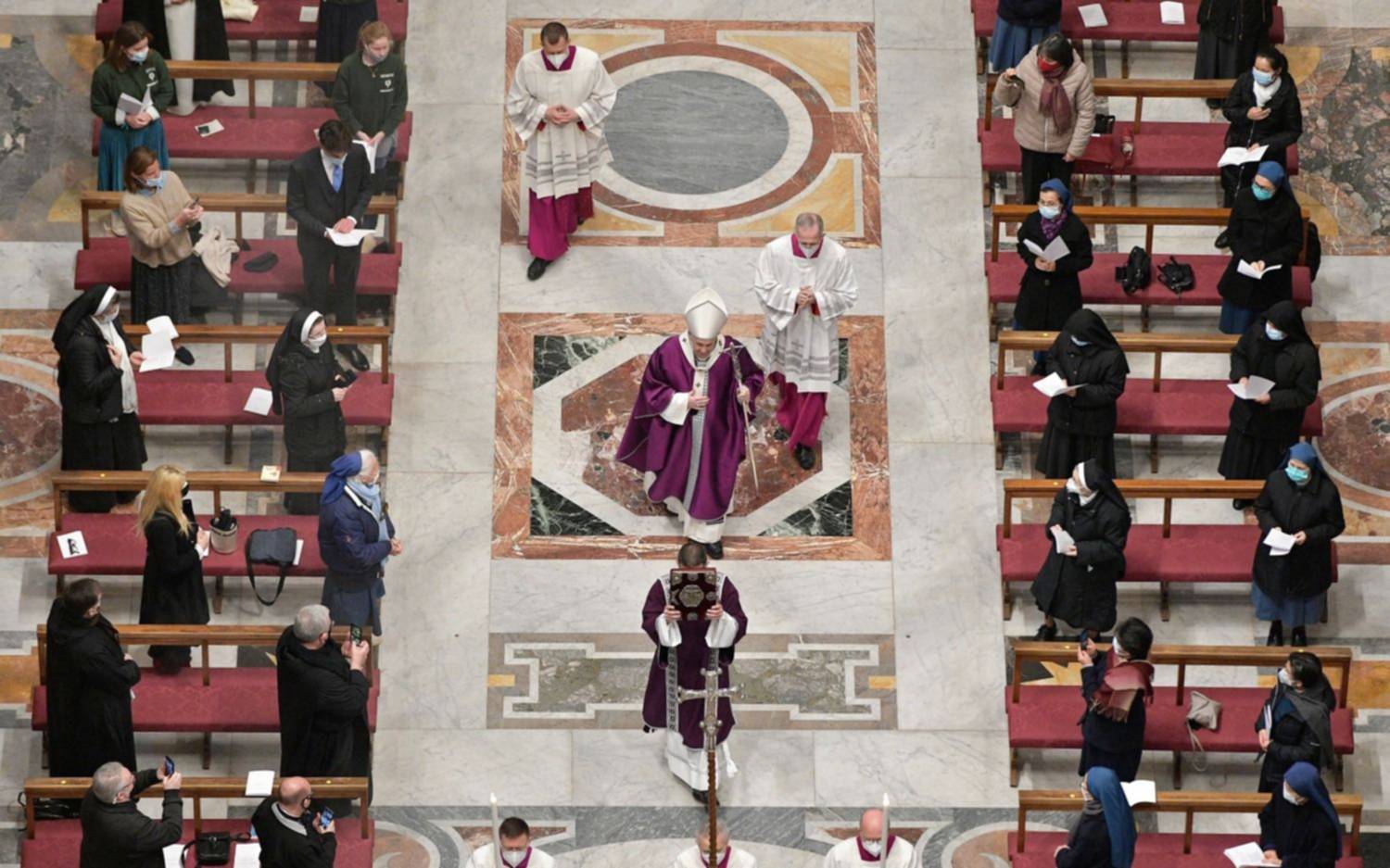 Polémica en el Vaticano: podrían despedir al empleado que rechace la vacuna contra el COVID 