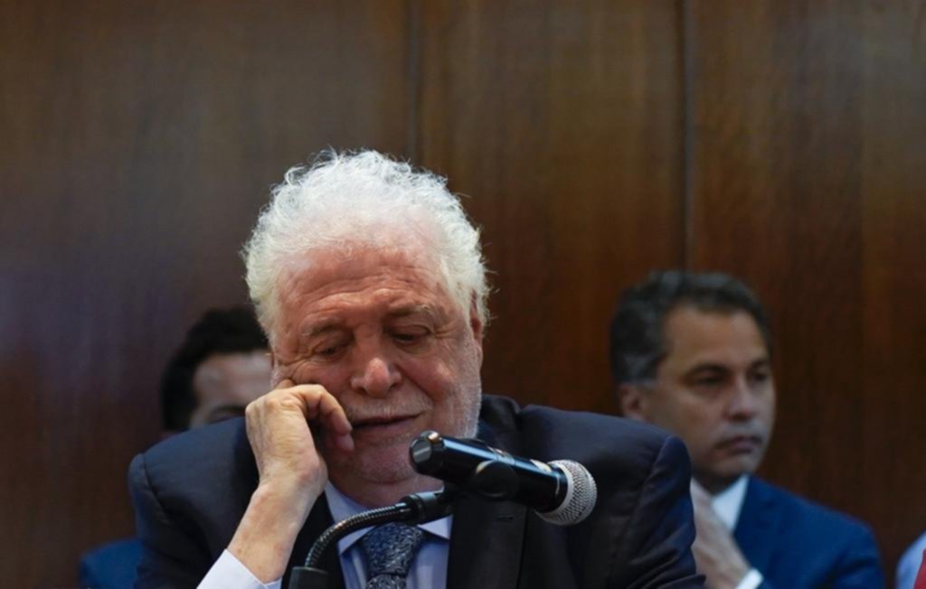 Ginés fuera de Salud, en medio del escándalo por una vacunación VIP