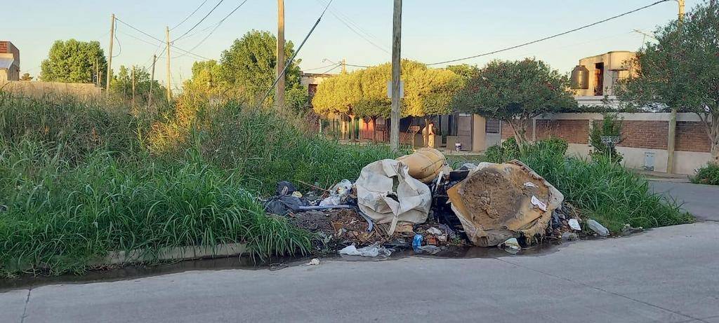 Se acumula basura en 134 y 35 y piden removerla