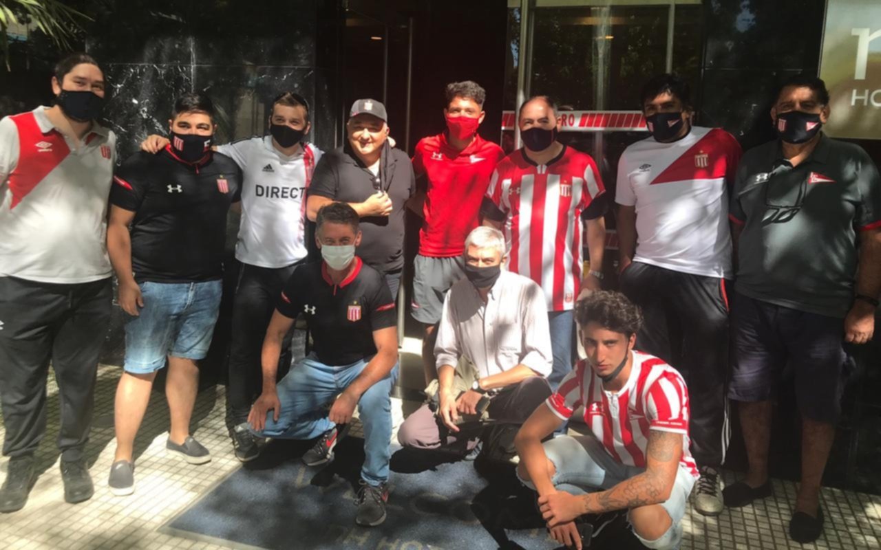 El plantel de Estudiantes fue recibido por un grupo de hinchas en Mendoza