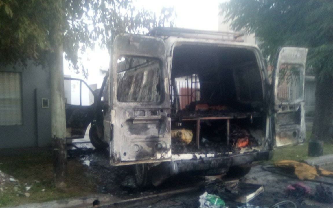 Enorme susto en Hernández al incendiarse un motorhome completamente equipado