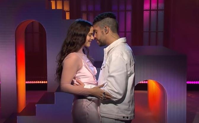Rosalía y Bad Bunny revolucionan “SNL” cantando en español