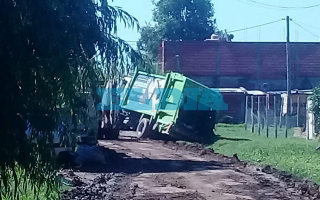 Un camión recolector se fue a la zanja y se reaviva reclamo por mejoras en El Rincón