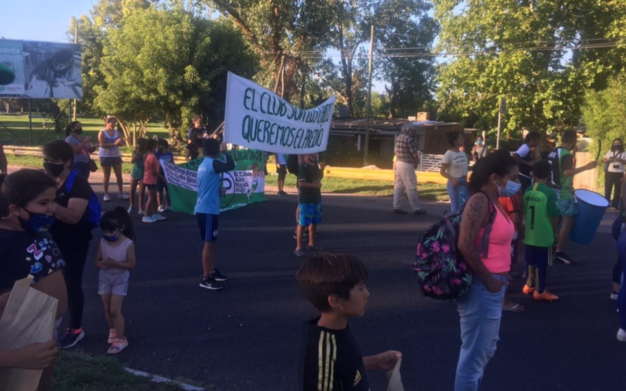 El club El Progreso de Villa Elisa se manifesta por la restitución de un predio: cortan camino Centenario