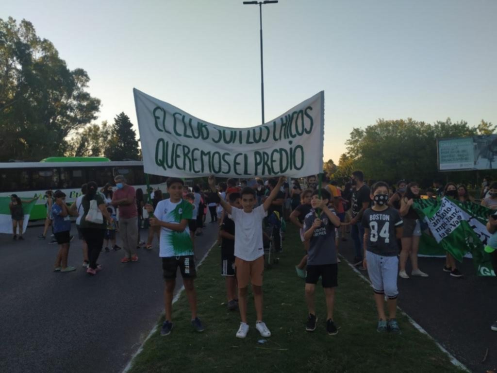 El club El Progreso y otro “banderazo” para recuperar la sede en Villa Elisa