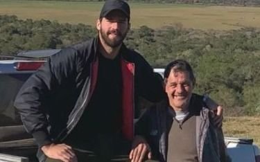 Murió el padre del arquero Alisson Becker: se ahogó en el lago de su casa, en Brasil
