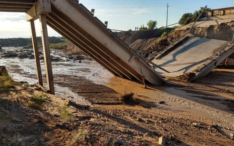 Una temporal causó la caída de un puente sobre la ruta 40 en Mendoza
