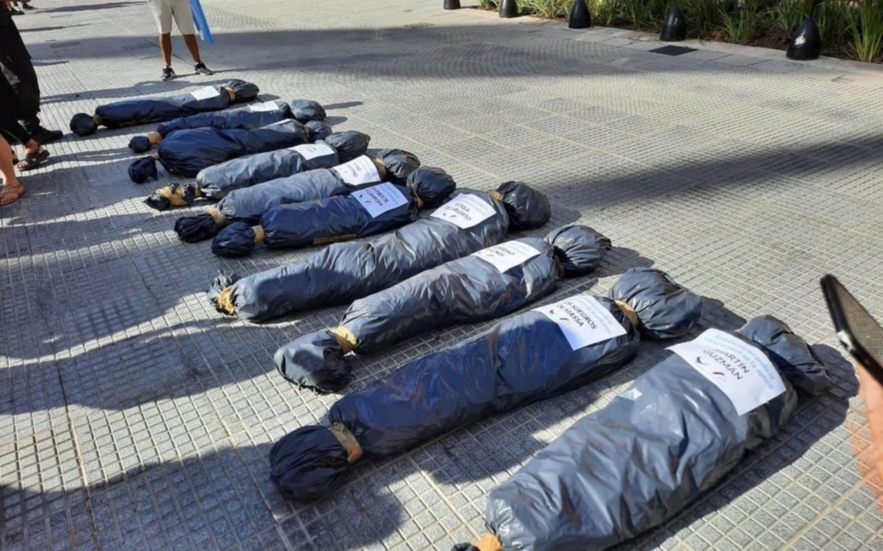 “Bolsas de cadáveres” frente a la Casa Rosada 