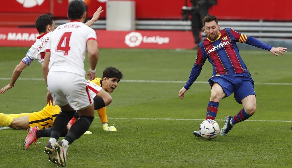 Un show de Leo Messi pone al Barça otra vez a tiro en la Liga