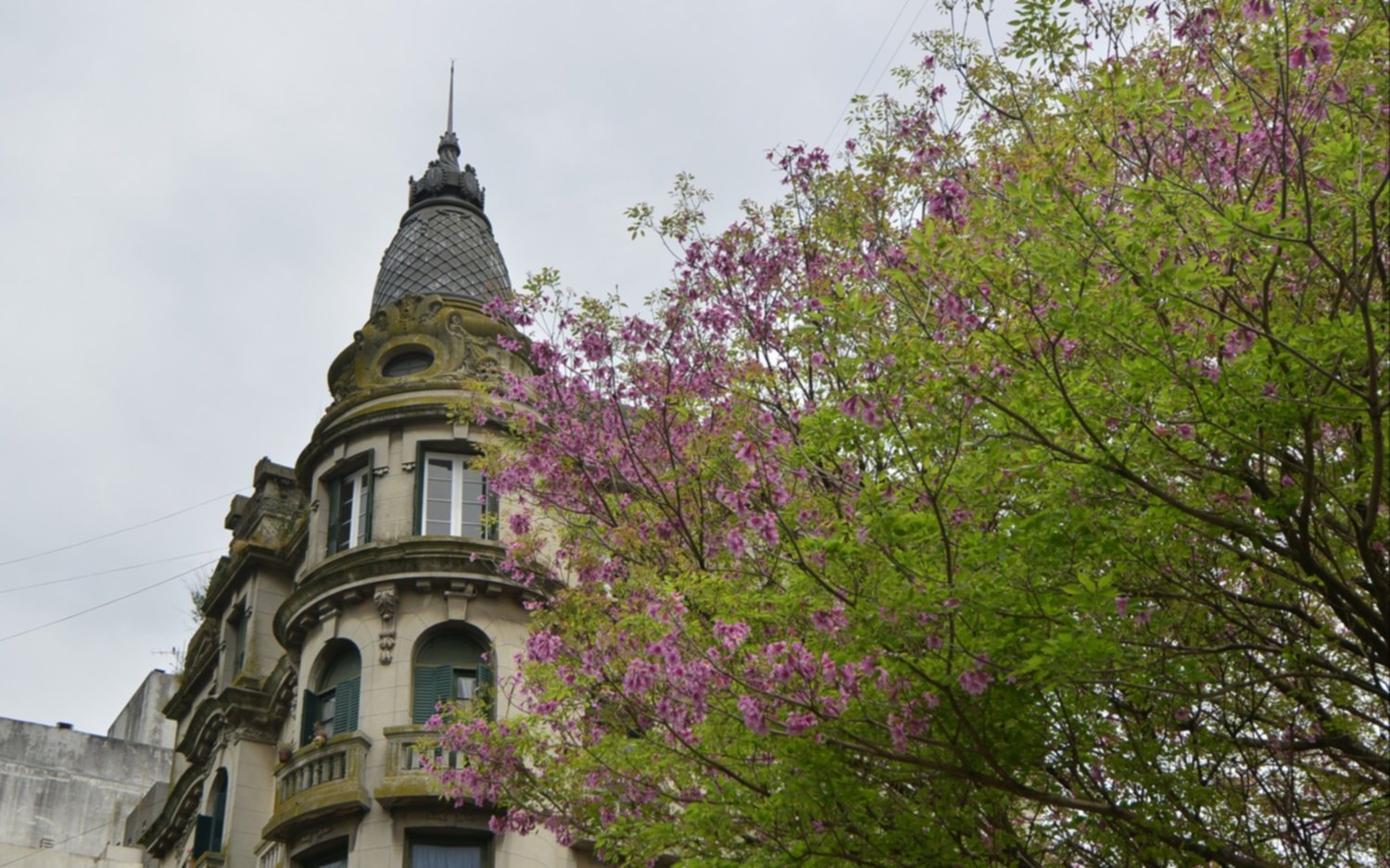 Se va febrero, con cielo nublado y  calor en La Plata 