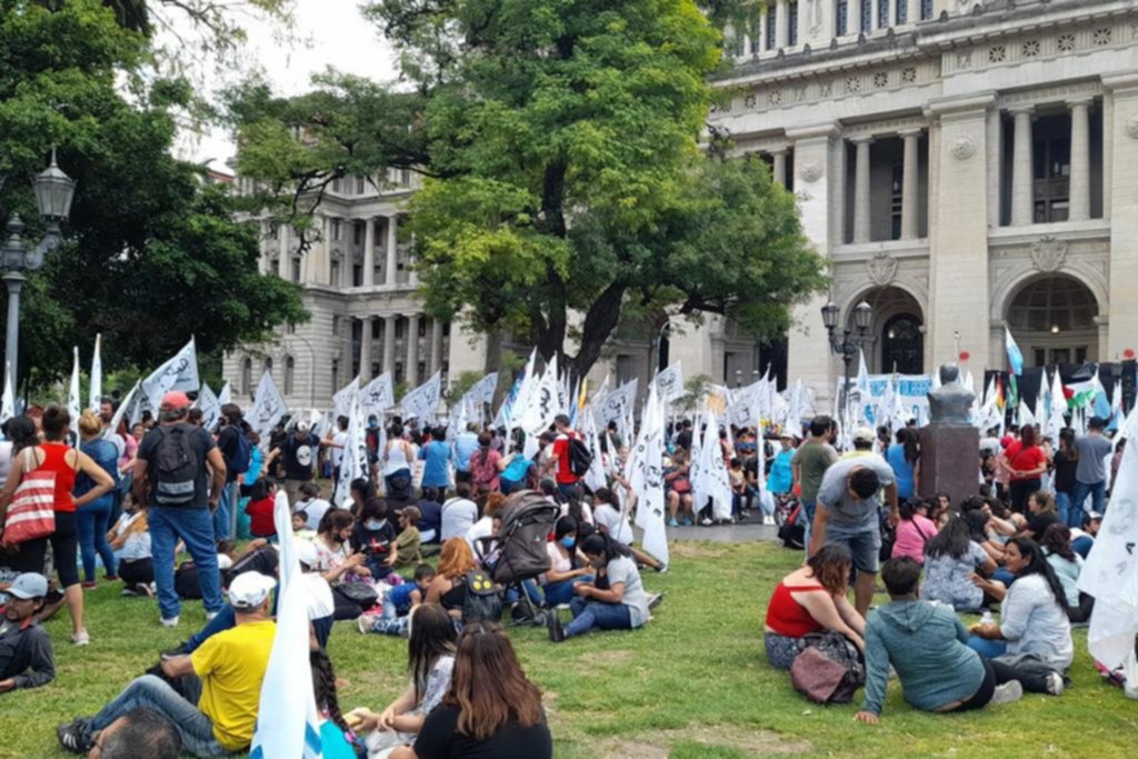 En medio del rechazo, marchan contra la Corte