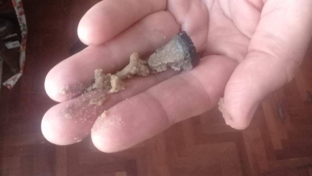 En una cuadra denuncian que el agua sale con arena