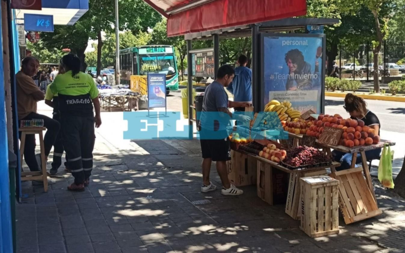 La venta ilegal diversifica los rubros en las veredas de la Ciudad