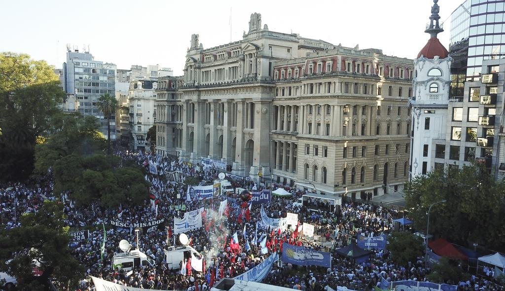 Con apoyo del Gobierno, sectores del oficialismo marcharon contra la Corte