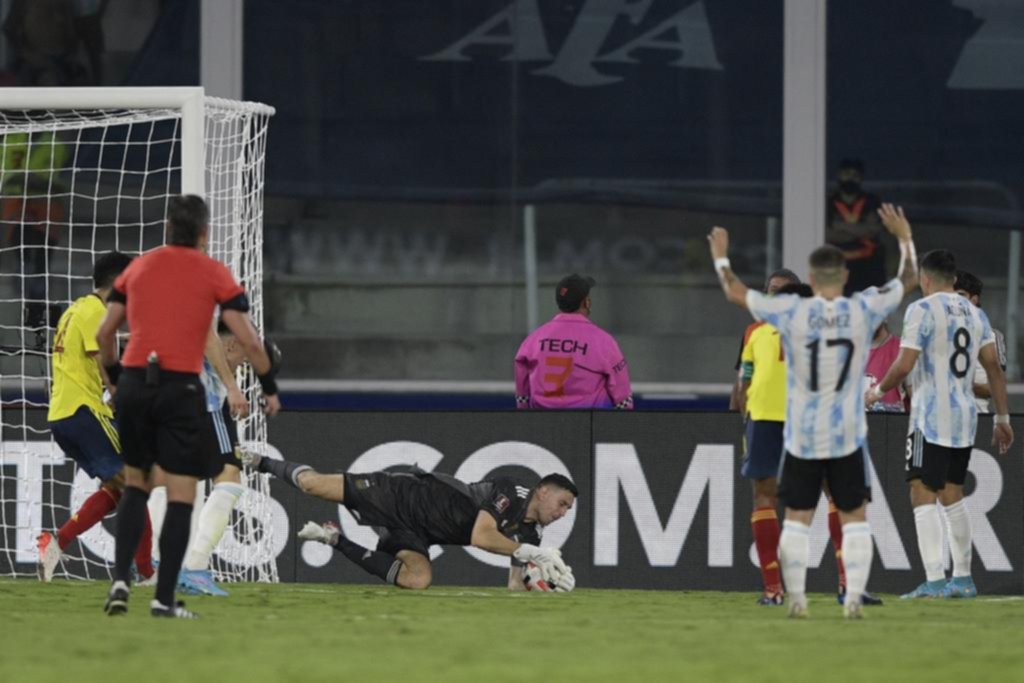 Locura por el “Dibu” Martínez y Dybala en la previa del partido en el Mario Kempes
