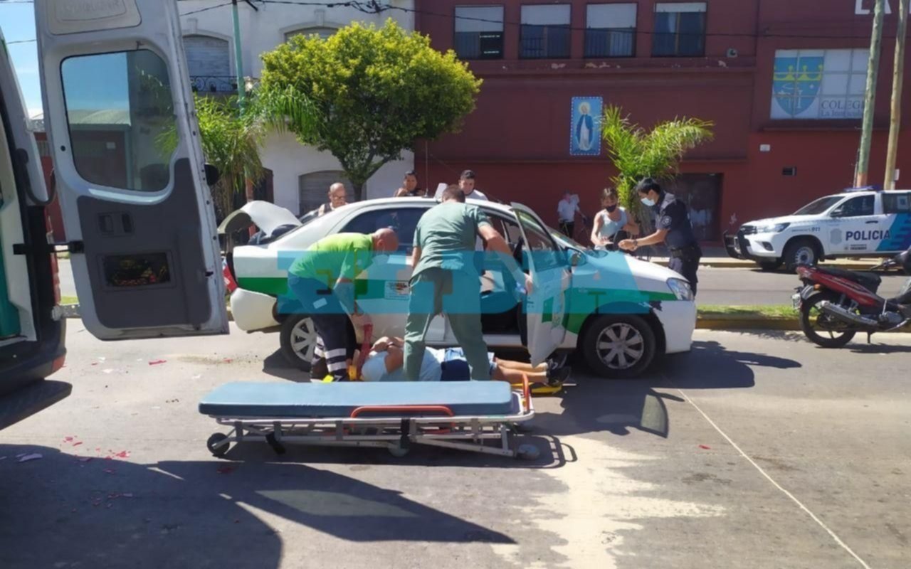 Fuerte choque y tensión por pasajero atrapado en un taxi